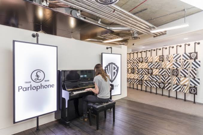5 Potret Kantor Warner Music, Piringan VCD jadi Dekorasi Bar