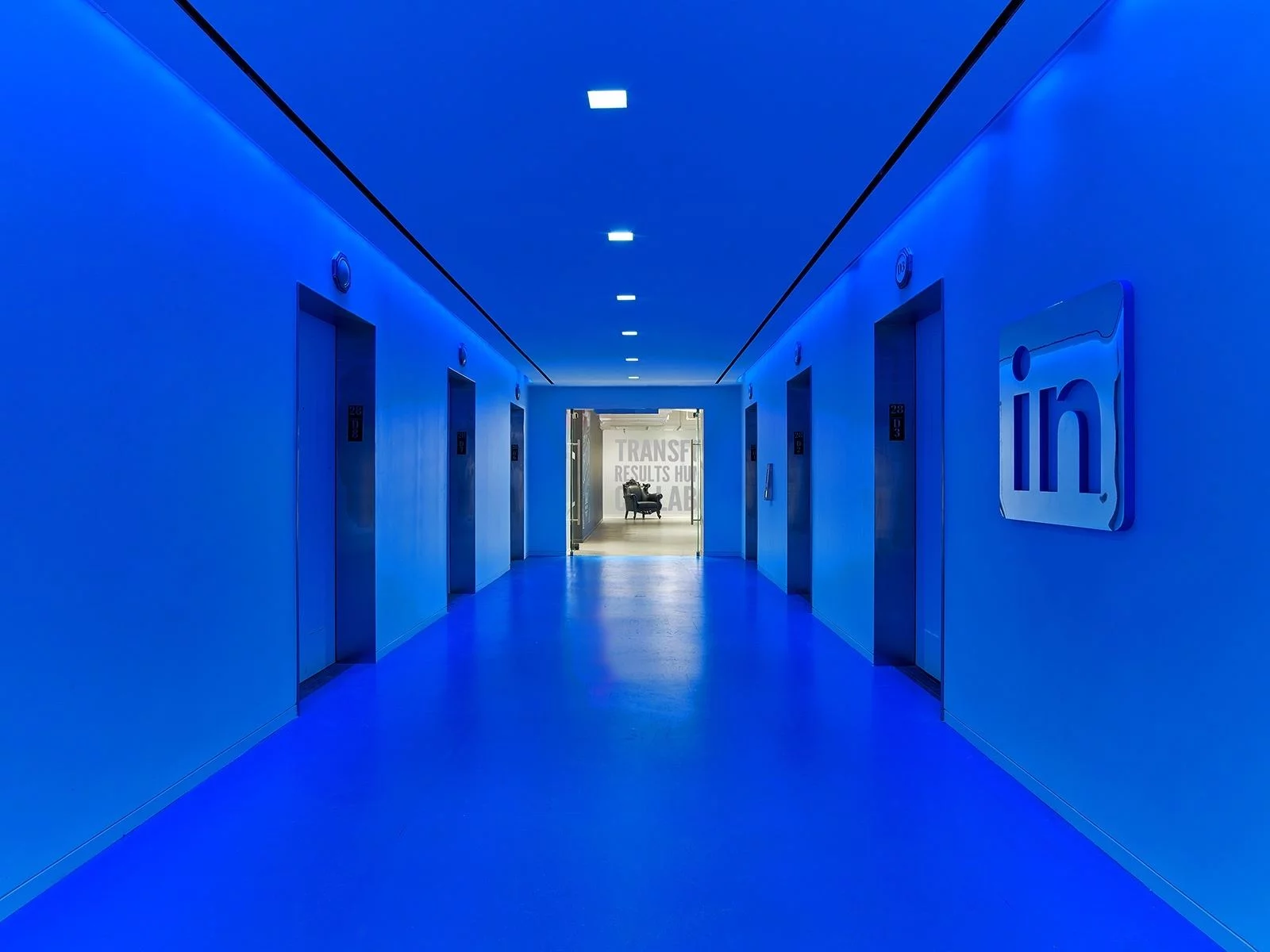 5 Potret Kantor Linkedin Bernuansa biru, Ada Ruang Tersembunyi Dibalik Telepon