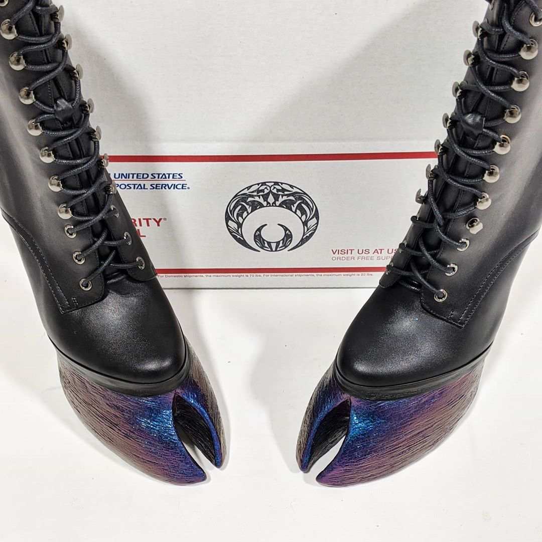 5 Desain Sepatu Mirip Kaki Hewan, Ada Bulu-bulunya Juga