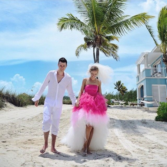Anti Mainstream, 5 Inspirasi Baju Pengantin Selain Warna Putih untuk Tampil Beda
