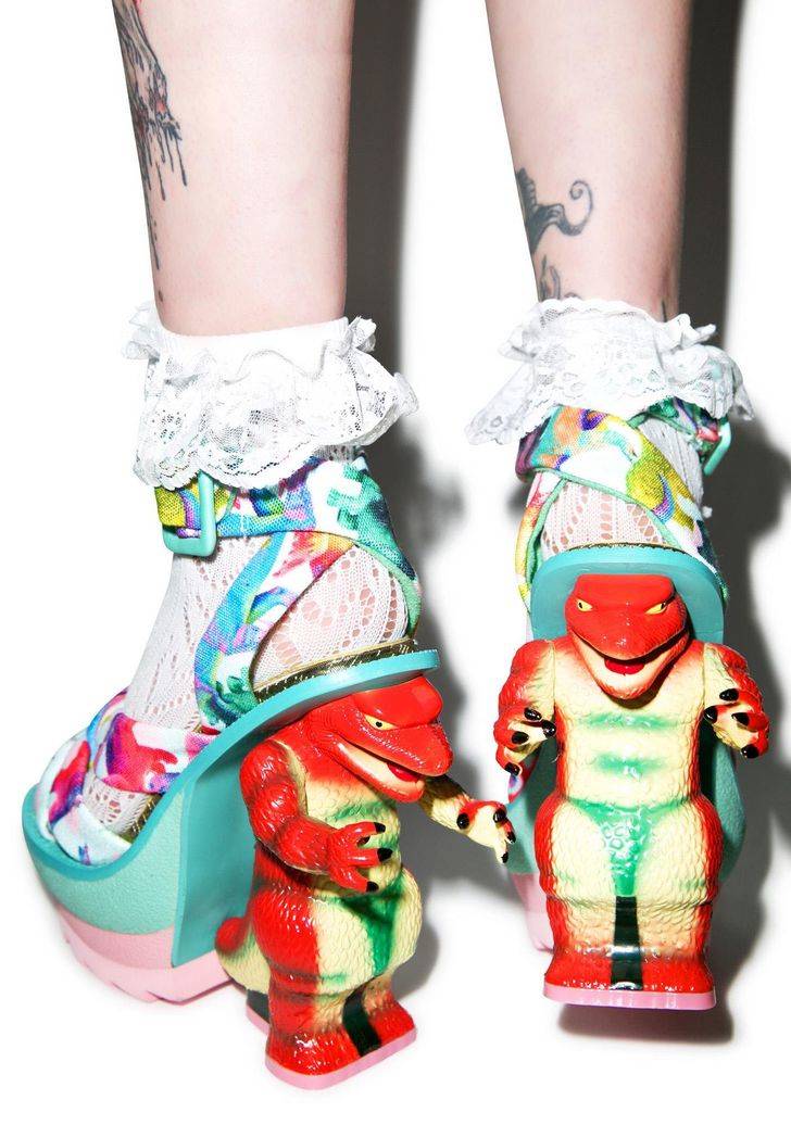 5 Desain High Heels yang Gak Lazim, Ada yang Bentuk Kandang Binatang