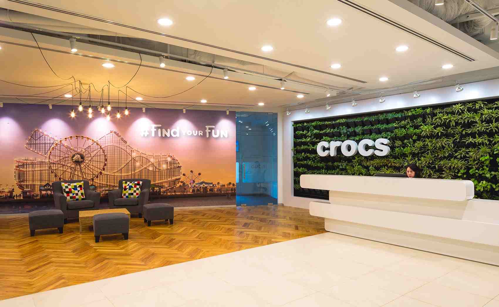 5 Inspirasi Desain Homey Kantor Crocs, Bebas Main Billiard