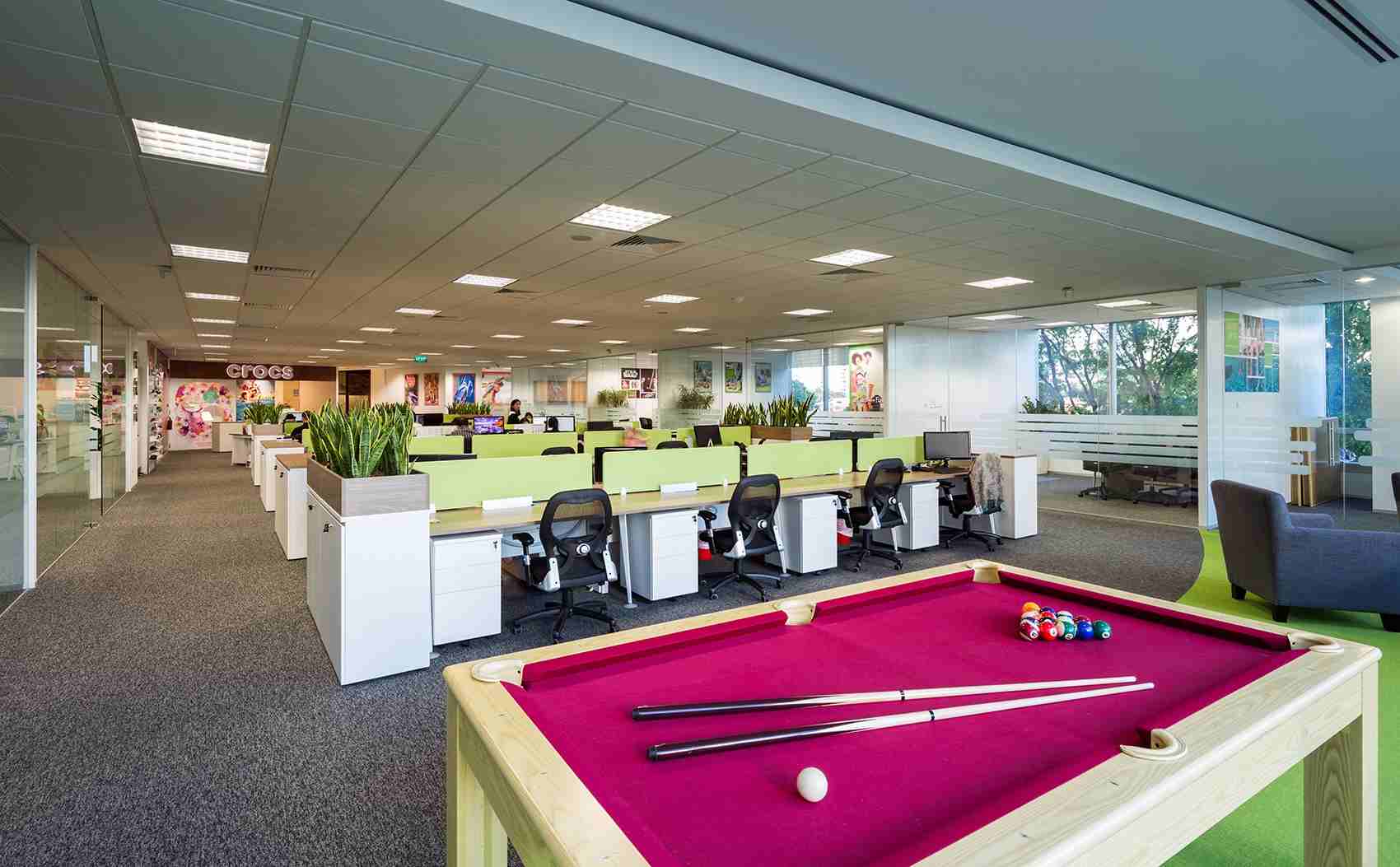 5 Inspirasi Desain Homey Kantor Crocs, Bebas Main Billiard