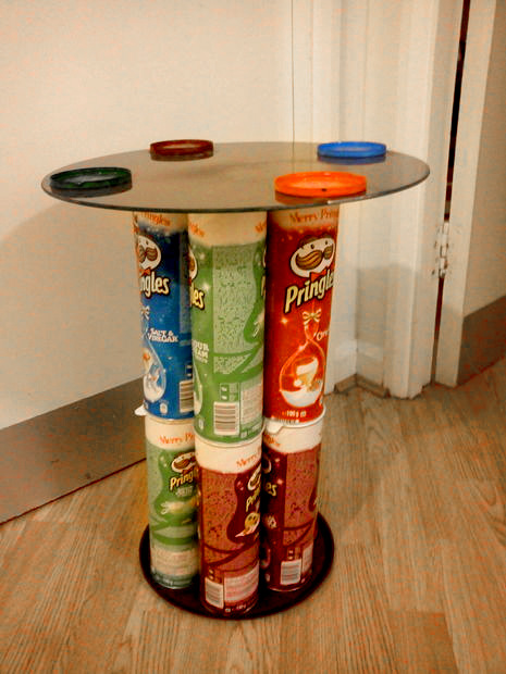 5 Kreasi Menarik Menggunakan Kemasan Pringles, Bisa Jadi Meja