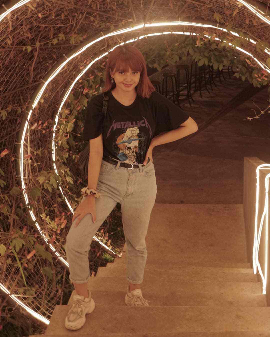Mirip Lisa Blackpink, 5 Potret Shella Ganiswara yang Menawan
