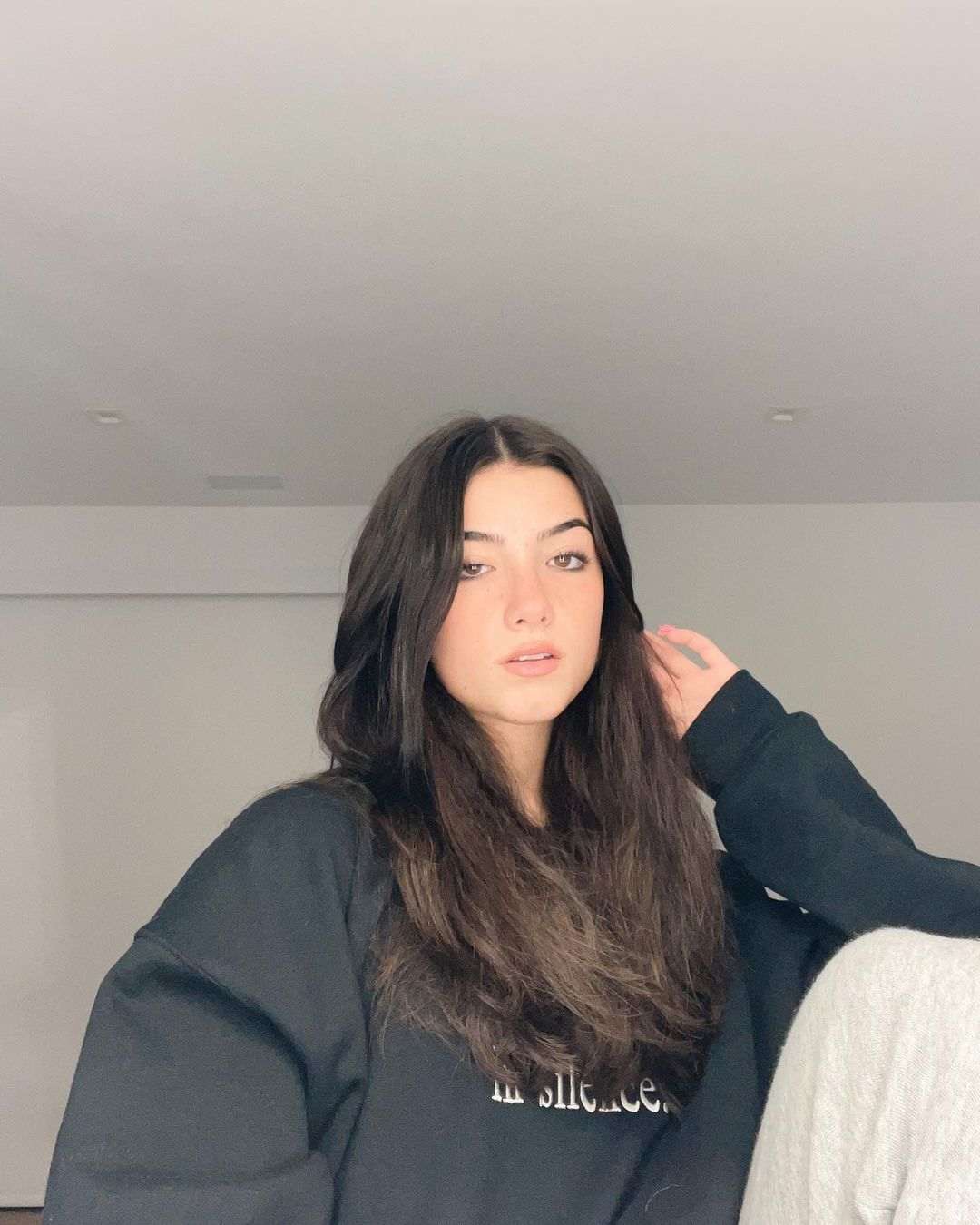 5 Pesona Charli D’Amelio, Seleb TikTok Pertama yang Memiliki 100 Juta Followers