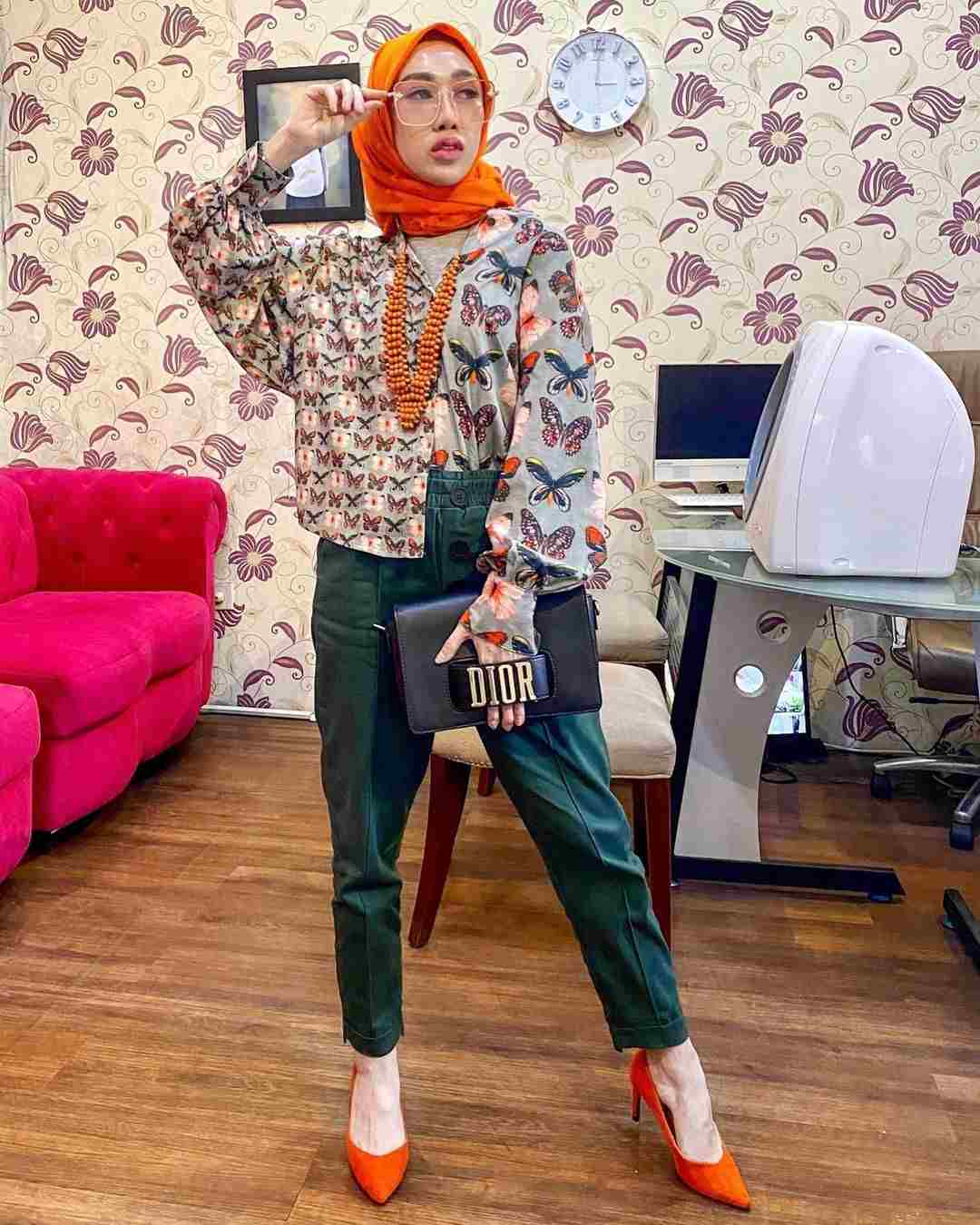 5 Potret Reza Gladys, Dokter Kecantikan yang Viral Karena Gaya Berpakaian