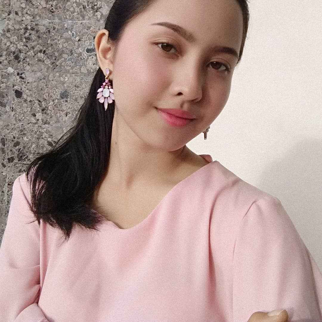 Resmi Menikah, 5 Potret Triyana Mahadewi Istri Youtuber Turah Parthayana