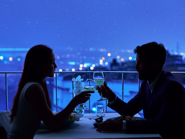Apa Itu Sugar Daddy, Fenomena Kencan Pria Kaya dengan Pasangan Belia