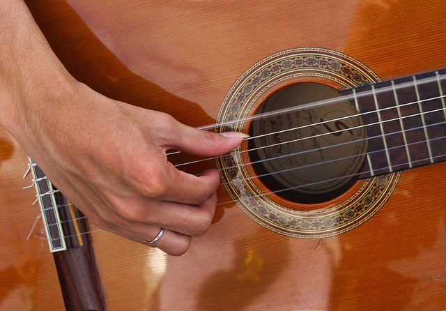 Cara Memainkan Kunci D Gitar untuk Pemula, Sekaligus Tipsnya
