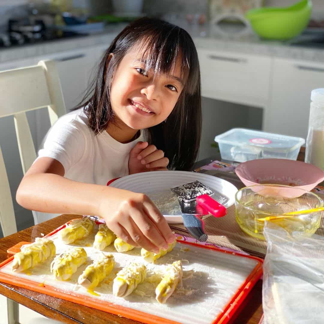 5 Potret Lucu YouTuber Cilik Zara Cute yang Suka Bikin Konten Masak