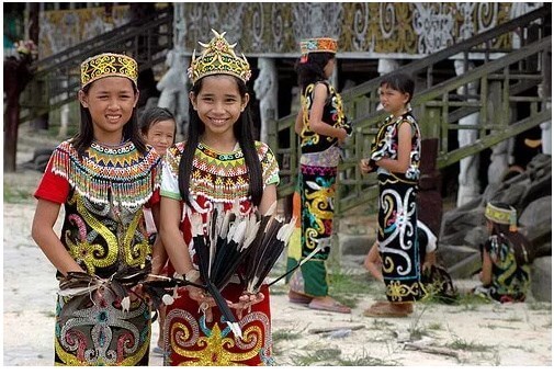 5 Pakaian Adat Dayak Kalimantan, Ada yang Terbuat dari Serat Tanaman