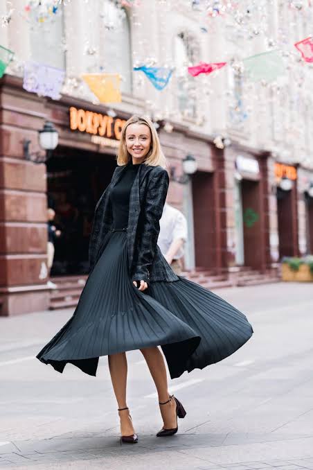 Elegan, 10 Inspirasi Outfit All Black yang Bikin Tampak Misterius