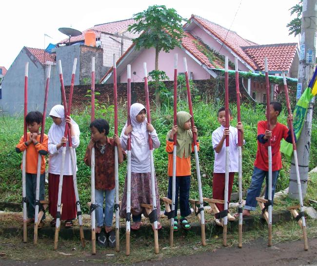 Permainan Egrang, Olahraga Tradisional yang Bisa Menjaga Keseimbangan Tubuh