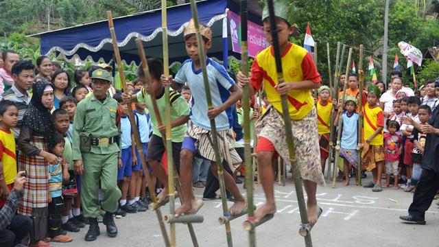 Permainan Egrang, Olahraga Tradisional yang Bisa Menjaga Keseimbangan Tubuh