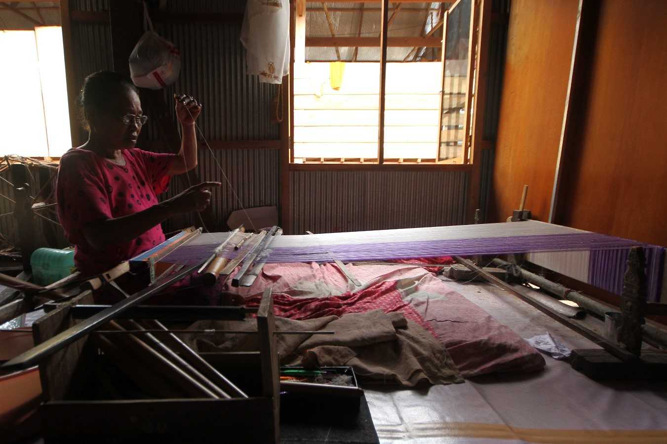 Kain Tenun Sengkang Sulawesi Selatan, Penuh Warna dan Berbahan Sutera