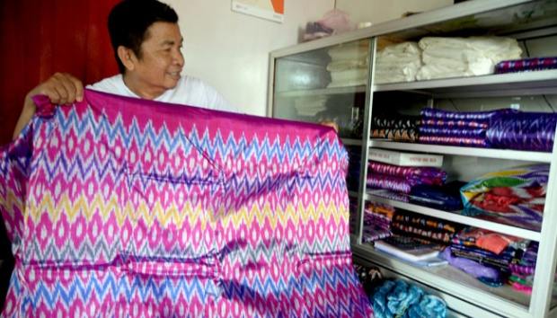 Kain Tenun Sengkang Sulawesi Selatan, Penuh Warna dan Berbahan Sutera