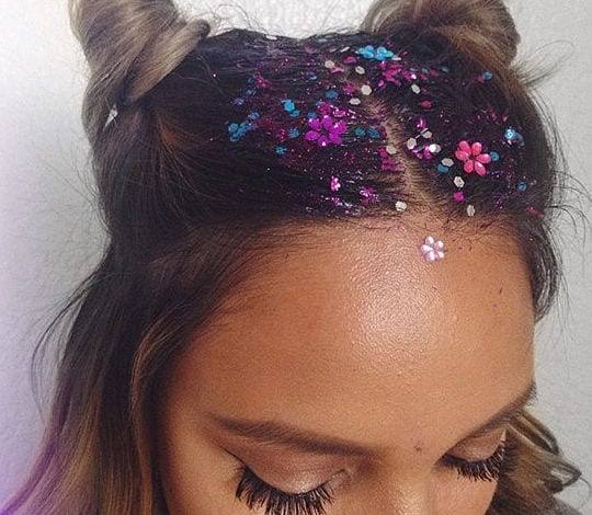 5 Trend Belah Tengah dengan Glitter, Rambut Jadi Berkilau