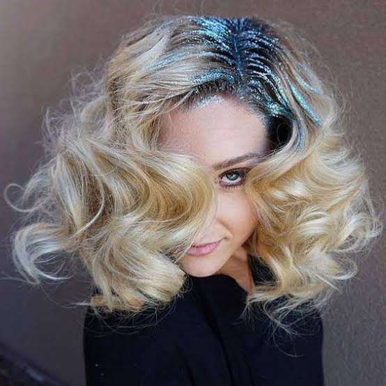 5 Trend Belah Tengah dengan Glitter, Rambut Jadi Berkilau