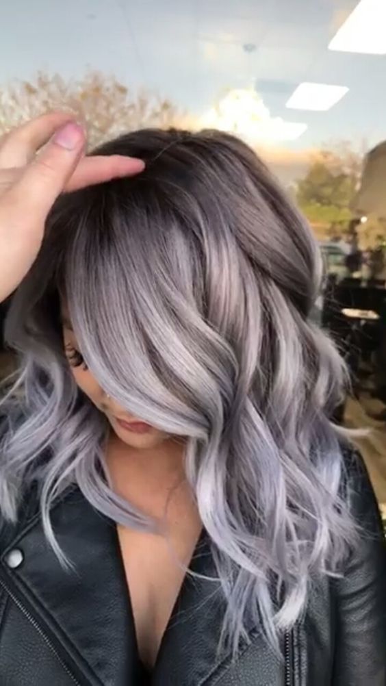 Elegan, 5 Variasi Gaya Rambut Warna Abu-Abu