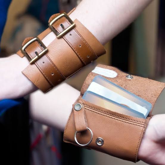 Gak Cuma Persegi, 5 Jenis Dompet yang Bisa Dipakai Wanita dan Pria
