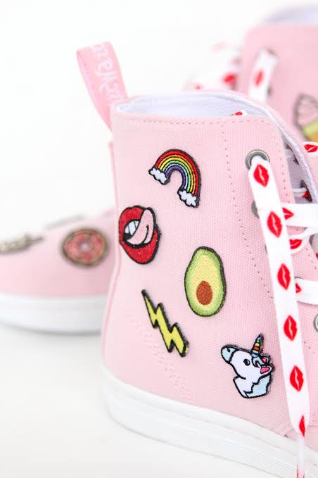 10 Kreasi Sneaker yang Bikin Lebih Keren, Stylish untuk Jalan-jalan