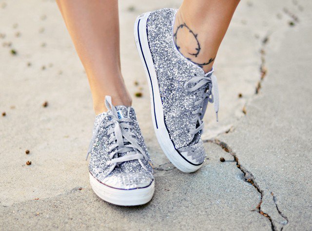 10 Kreasi Sneaker yang Bikin Lebih Keren, Stylish untuk Jalan-jalan