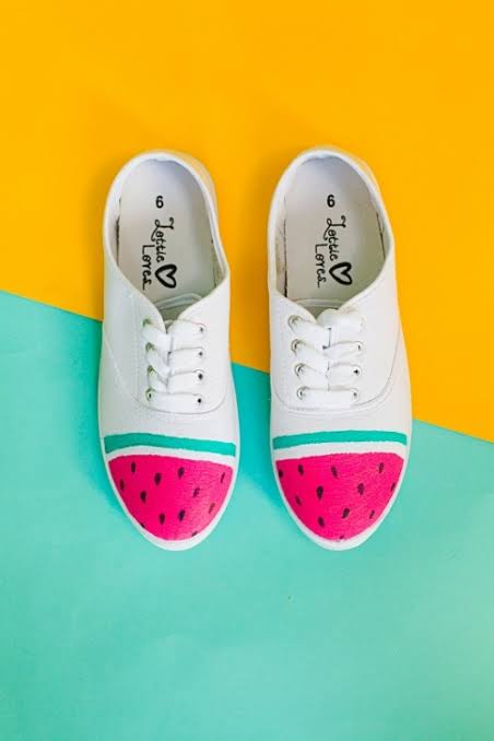 10 Kreasi Sneaker yang Bikin Lebih Keren, Stylish untuk Jalan-jalan