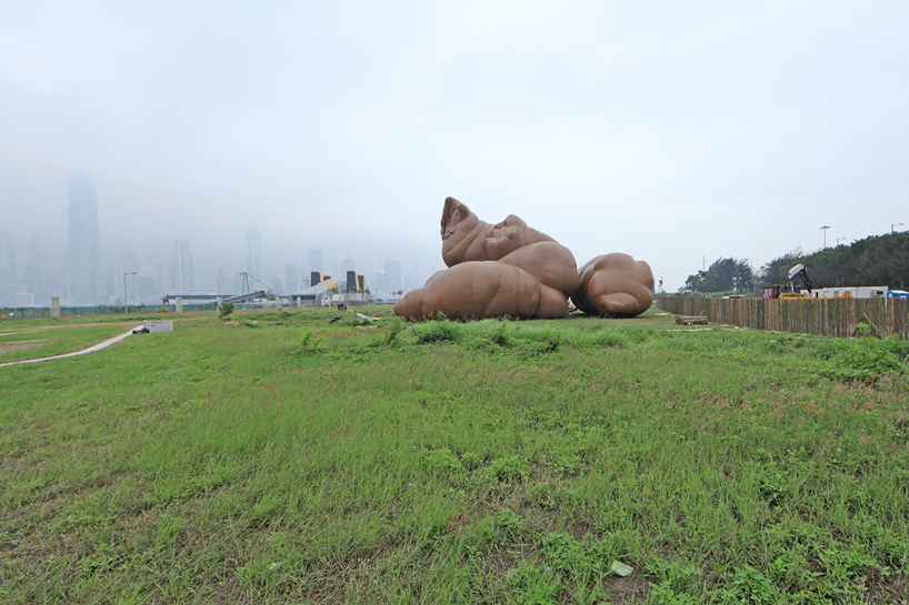 Uniknya Balon Raksasa Bentuk Kotoran di Hong Kong