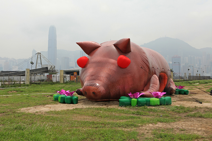 Uniknya Balon Raksasa Bentuk Kotoran di Hong Kong