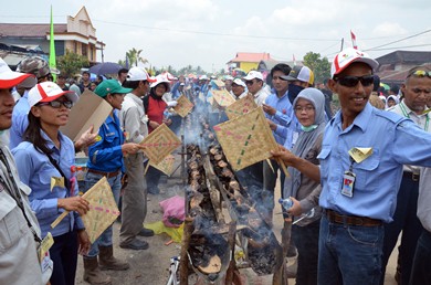 &#91;pic&#93;bakar ikan sepanjang 9 kilometer, muarabadak pecahkan rekor muri dan rekor dunia