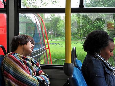 Tips Aman dan Nyaman Saat Menggunakan Transportasi Umum