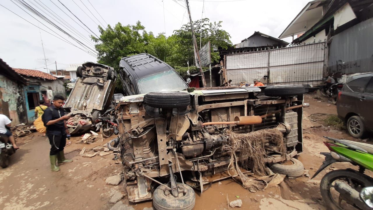 Potret Mengenaskan Mobil Tertumpuk di Bekasi Pasca Banjir Parah, Pemilik Pasrah