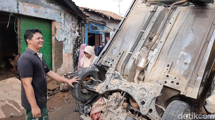 Potret Mengenaskan Mobil Tertumpuk di Bekasi Pasca Banjir Parah, Pemilik Pasrah