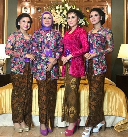 Cantiknya Gaya Busana Kebaya Cantik Vicky Shu! Awas Jangan Baper Gan!