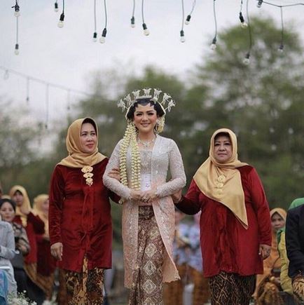 Cantiknya Gaya Busana Kebaya Cantik Vicky Shu! Awas Jangan Baper Gan!