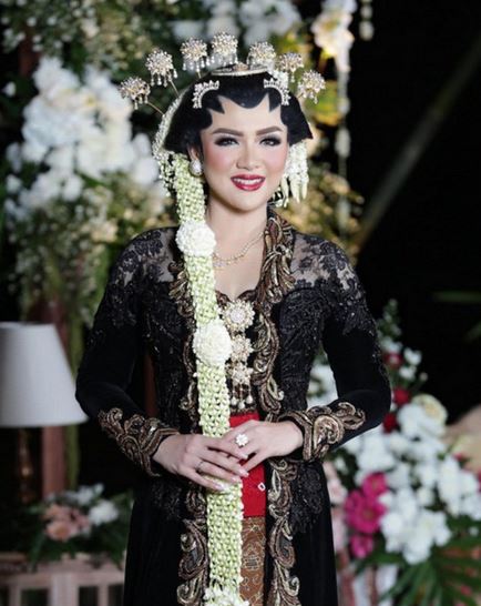 Cantiknya Gaya Busana Kebaya Cantik Vicky Shu! Awas Jangan Baper Gan!