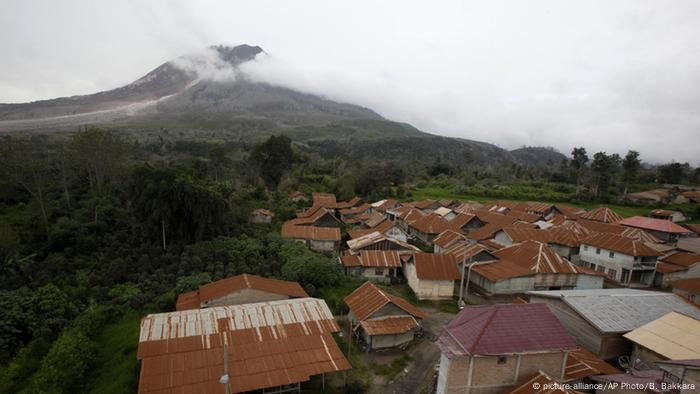 &quot;Desa Hantu&quot; di kaki Gunung Sinabung