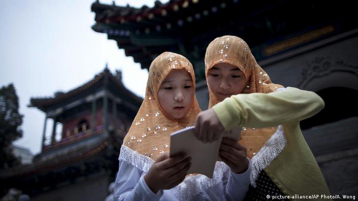 chinese-muslims-protest-against-china-plan-to-demolish-mosque