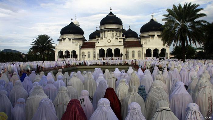 (menuju KHILAFAH yang ber-Bhineka Tunggal Ika) Aceh Haramkan Tahun Baru