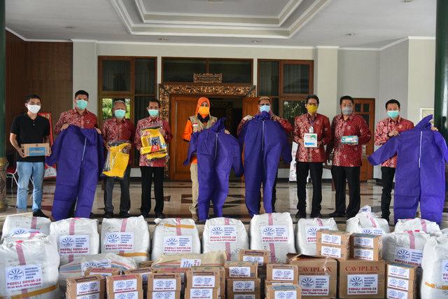 Masyarakat Tionghoa Jember Serahkan Bantuan APD