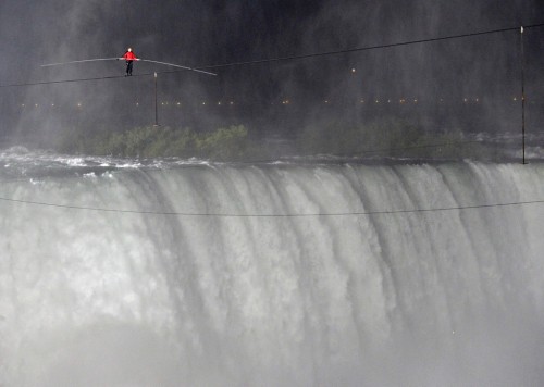 Woww, Pecah Rekor Seberangi Air Terjun Niagara !!!