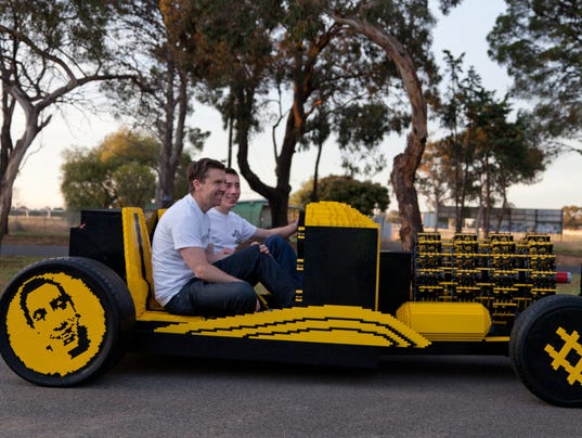 Mobil ini dibuat dari Lego dan Bisa dikendarain juga Gan!