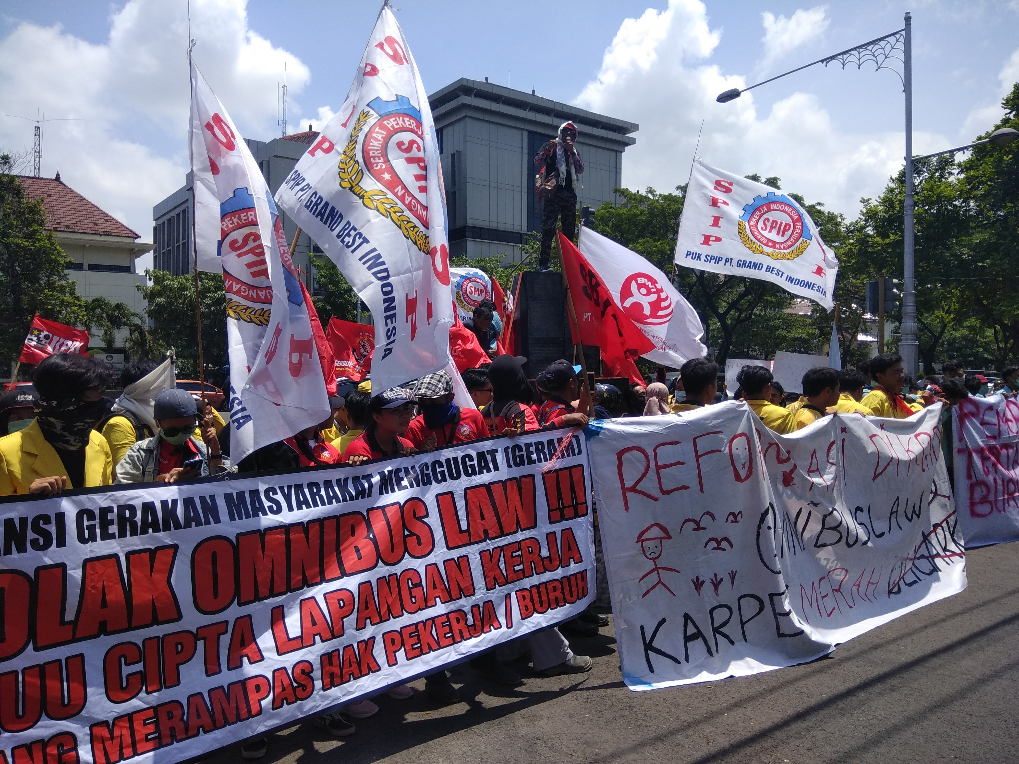 Tolak Omnibus Law, Buruh dan Mahasiswa Gelar Aksi Demo