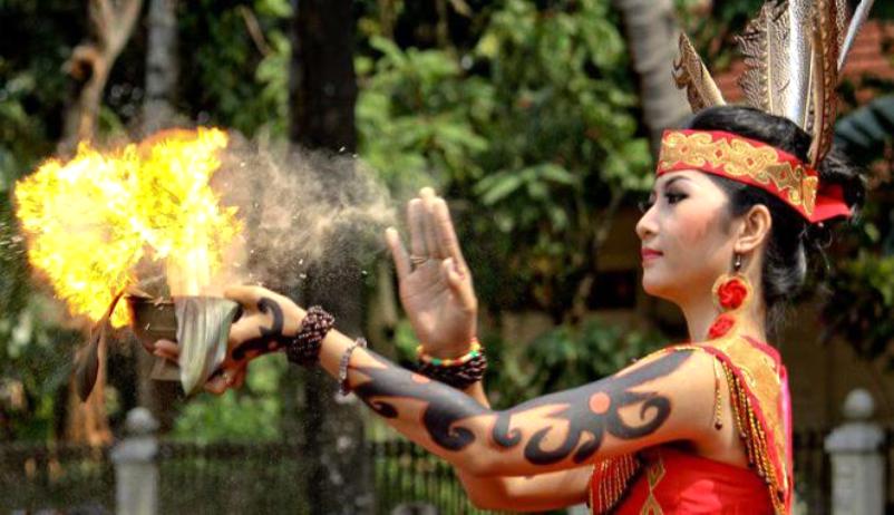 6 Foto Ini Buktikan Kalau Wanita Suku Dayak Memiliki Kecantikan Yang