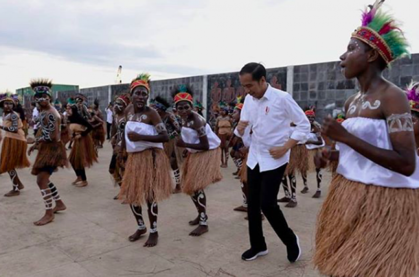 Berkunjung ke Kaimana, Papua, Jokowi Menari Bersama Warga