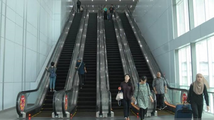 Wajib Tahu Aturan Tak Tertulis Saat Naik Eskalator, Apa Saja?