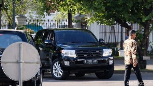 naik-mobil-b-2024-ahy-agus-harimurti-bertemu-jokowi