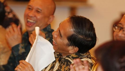 Jokowi Terpingkal-pingkal Dihibur Wayang dan Pelawak Kirun di Purworejo 