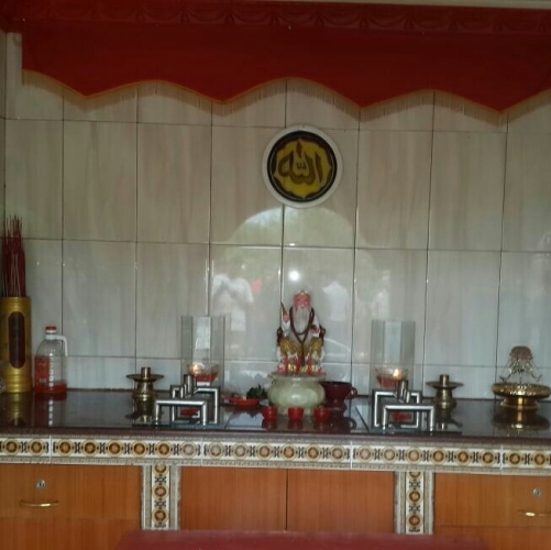 WargaBengkalis Heboh, Hiasan Dinding dan Tasbih Berlafaz Allah Dipajang di Kelenteng